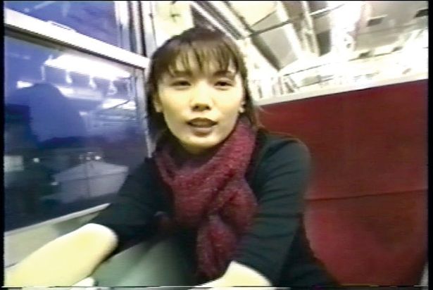 旅行に行ったカップルが電車の中で撮影した映像に“なにか”が映る「作業服の男」(2巻に収録)