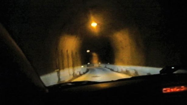 薄暗いトンネルを抜けた車の窓の外に何かが映る「夜の警備」(51巻に収録)