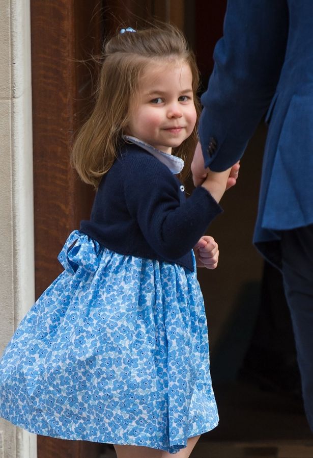【写真を見る】キュートすぎる！キャサリン妃のお見舞いに現れたシャーロット王女とジョージ王子の最新フォトをお届け
