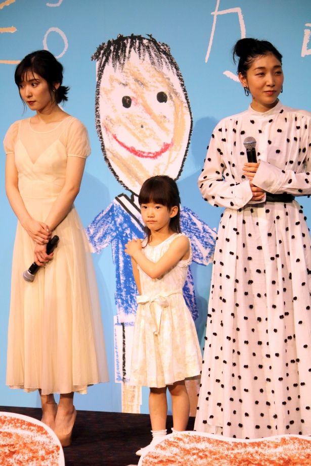 【写真を見る】松岡茉優、安藤サクラが清楚なドレスで登場！