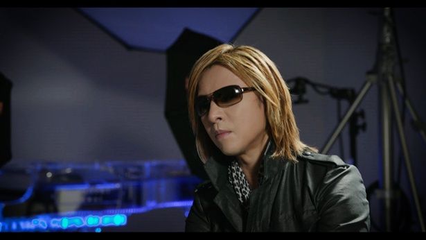 X JAPANのリーダーYOSHIKIもhideを良く知る人物として出演