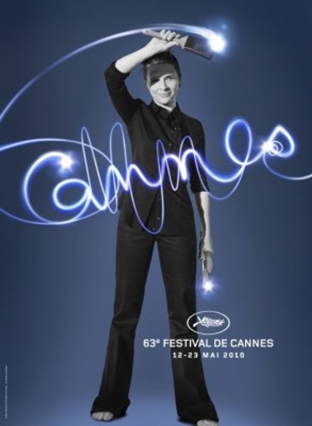 今年の公式ポスター。ジュリエット・ビノシュが描いた文字は“Cannes”