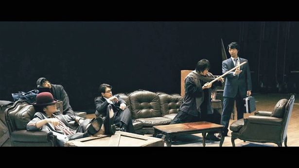 元SP出身で銃の達人・山崎を演じる小西克幸(写真右)