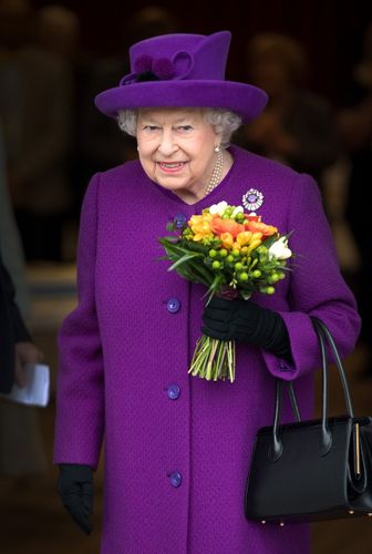 エリザベス女王、ひ孫たちに会うためヘリコプターでケンジントン宮殿へ！