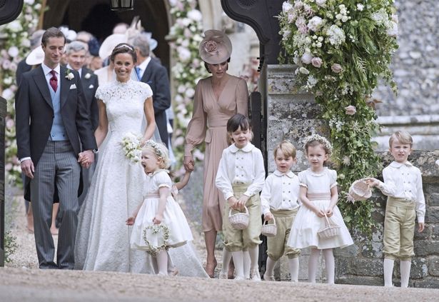 【写真を見る】ピッパの結婚式にて、ジョージ王子とシャーロット王女が可愛すぎる！