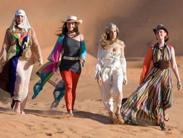 斬新でゴージャスなリゾートファッションにくぎ付け！左から・サマンサ、シャーロット、キャリー、ミランダ