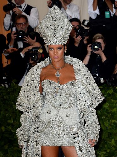 ローマ教皇風リアーナにキリスト衣装…メットガラの宗教テーマが物議！