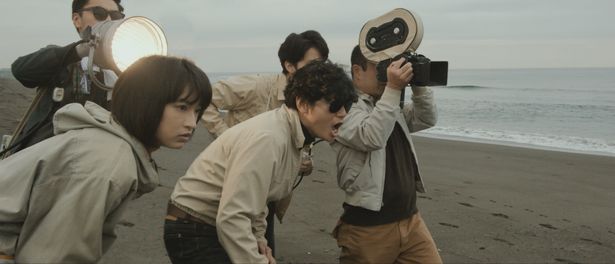 【写真を見る】井浦新が伝説の映画監督・若松孝二を熱演！