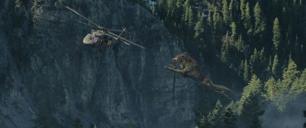 【写真を見る】空も飛べる!?巨大オオカミがヘリ目がけて大ジャンプ！