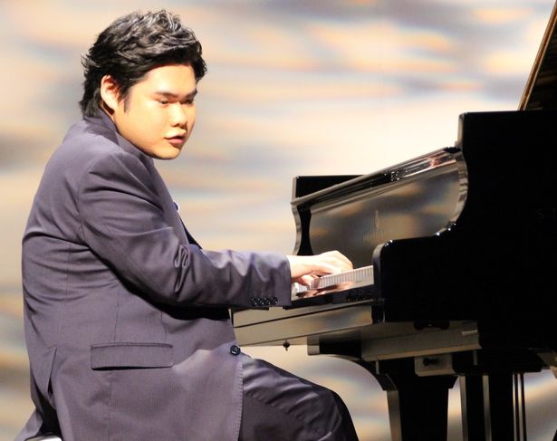 辻井伸行がピアノの生演奏を披露した