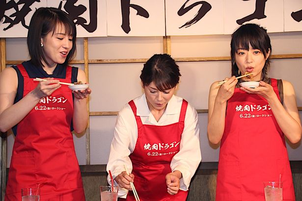 【写真を見る】真木よう子＆井上真央＆桜庭ななみがエプロン姿でお肉をパクリ！