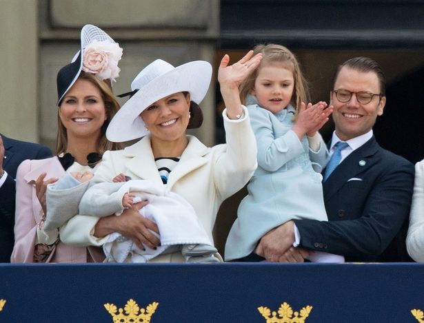 2016年、生まれたばかりのオスカル王子を抱っこするヴィクトリア皇太子