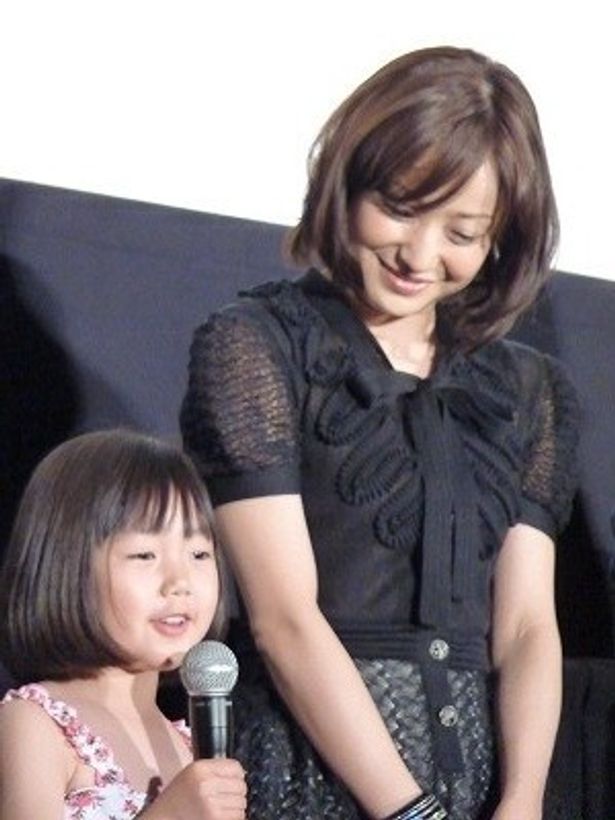娘役の畠山紬は6才。しっかりした挨拶に母親役の菅野も一安心