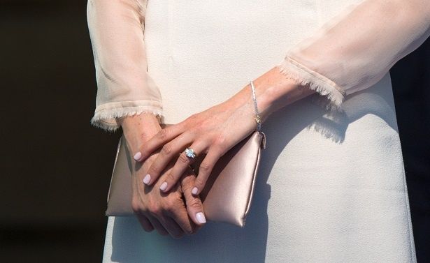 婚約指輪とブレスレットが映える！
