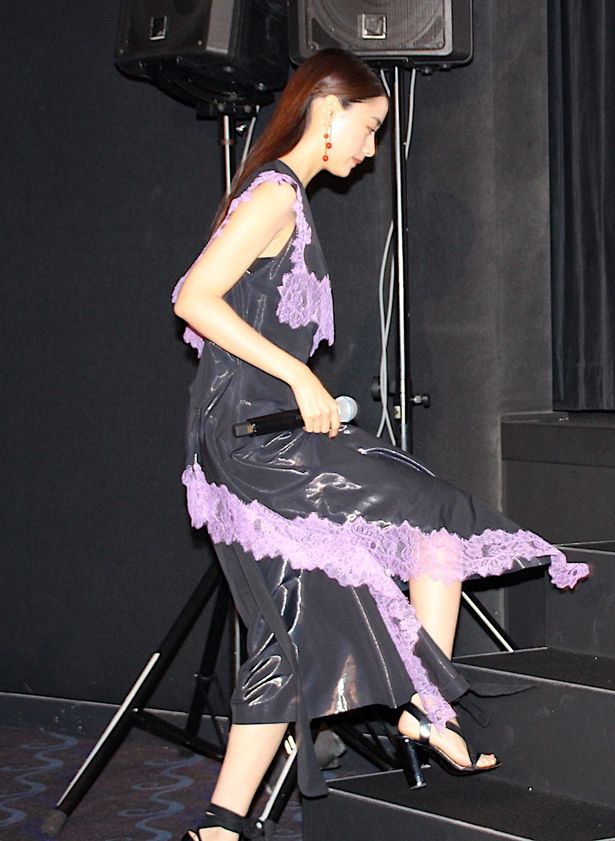 【写真を見る】山本美月、紫のレースが美しいドレスから美脚チラリ！