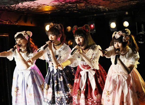 i☆Risの茜屋日海夏(写真左)がユカと同じアイドルグループのメンバーとして出演