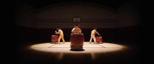 【写真を見る】圧巻の和太鼓パフォーマンス！日本文化への愛が感じられる本編映像をチェック