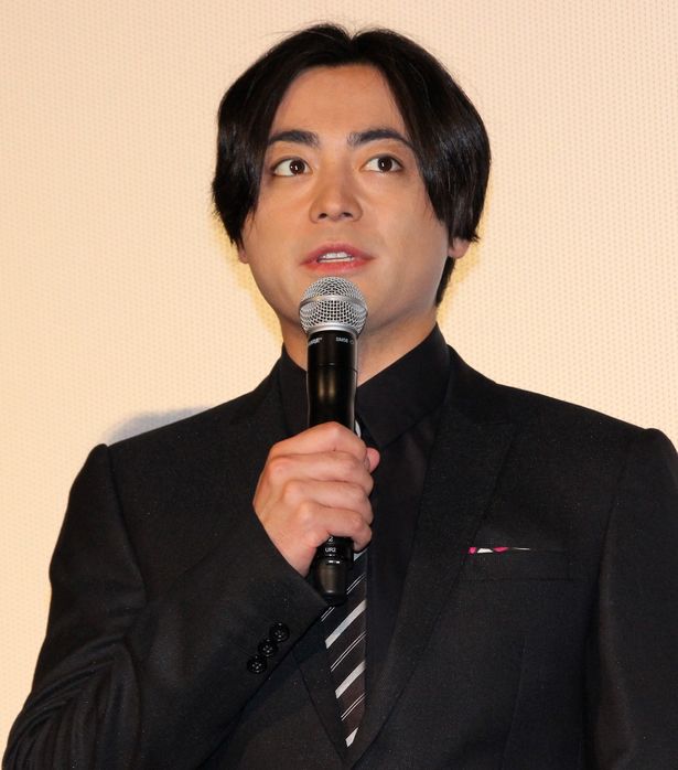 舞台挨拶に登壇した山田孝之