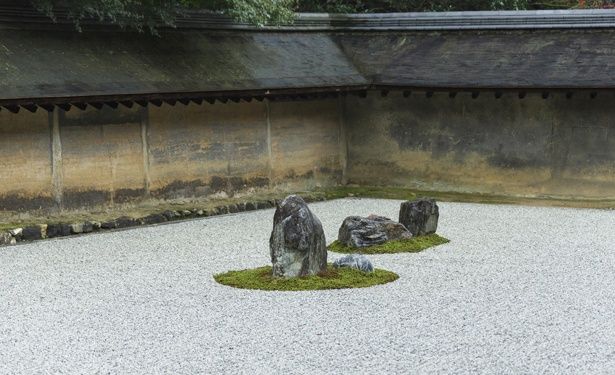 観光客にも抜群の人気を誇る京都・龍安寺の石庭