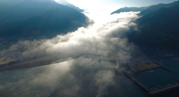 町中を霧が覆う愛媛の肱川あらしは神秘的な雰囲気を醸し出す