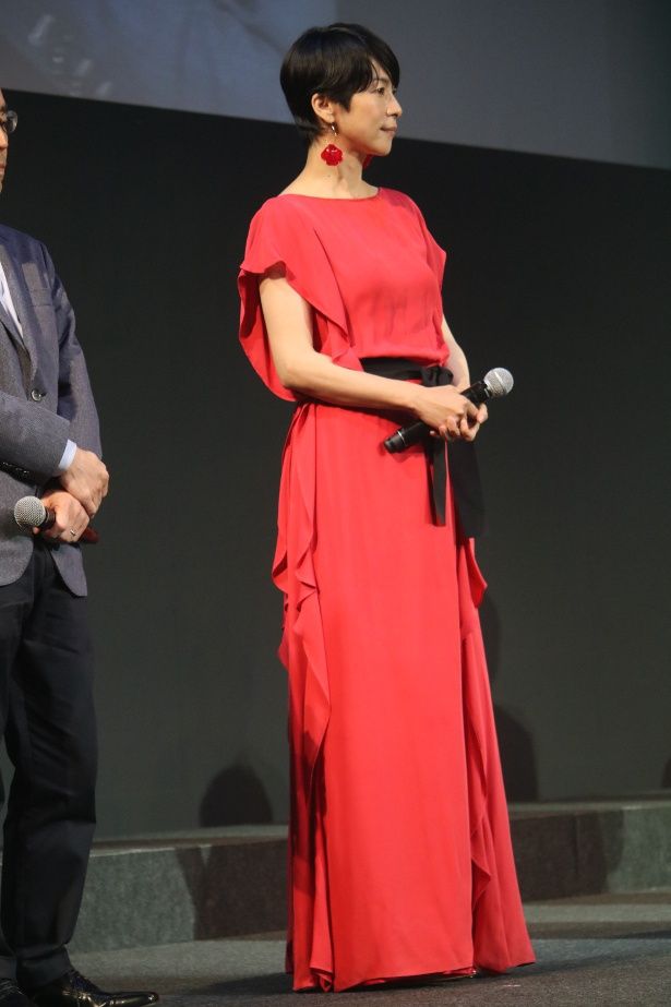 『美知の通勤電車』に出演した西田尚美は赤いドレスで登壇