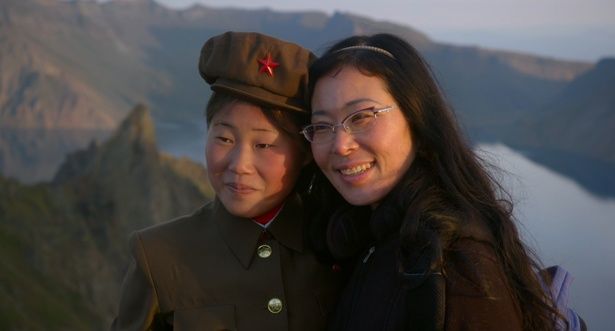 韓国出身のチョ・ソンヒョン監督(写真右)は韓国籍を捨て、ドイツ人として北朝鮮へ入国した