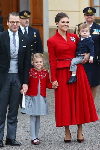 スウェーデンのエステル王女、伝統衣装でハートをわし掴み！