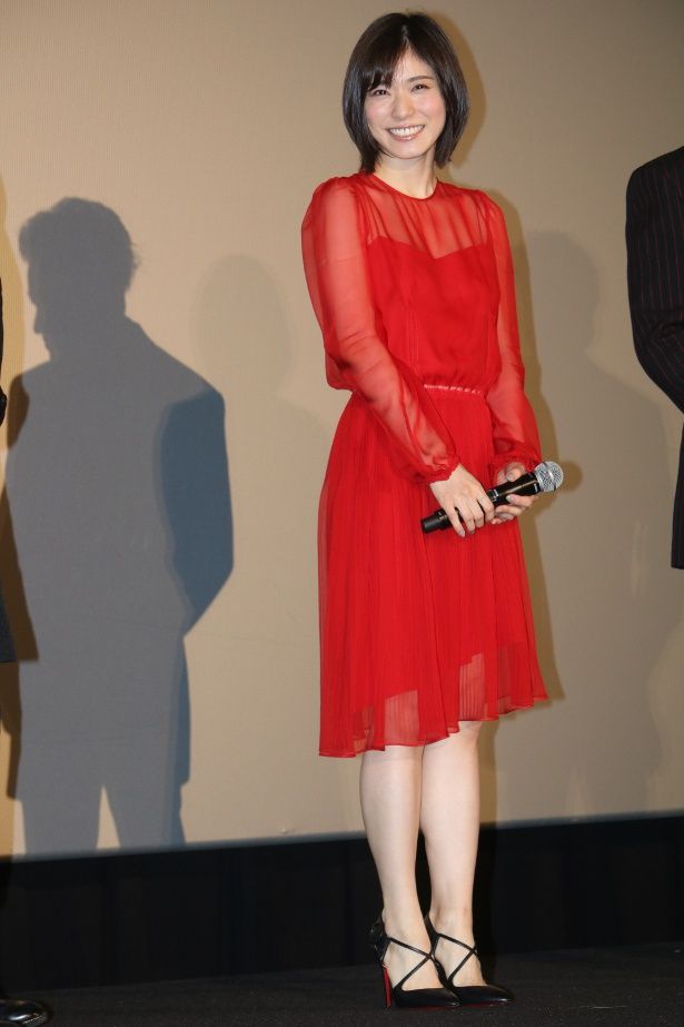 【写真を見る】松岡茉優は、シースルーの赤いドレスで登壇