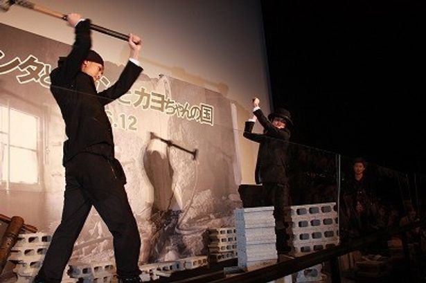 【写真】松田翔太と高良健吾が勢いよくハンマーでコンクリートをぶっ壊す