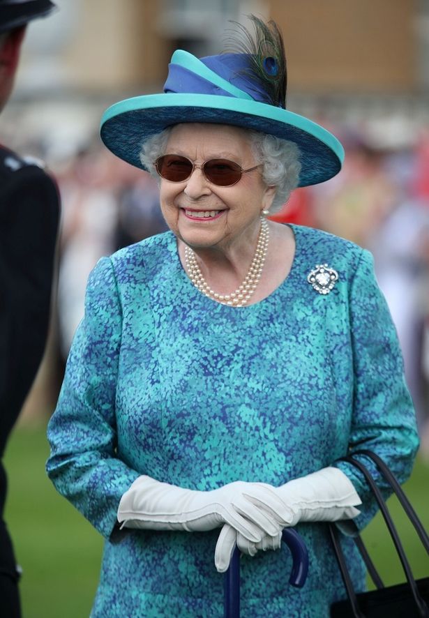【写真を見る】術後のエリザベス女王、濃い色のサングラスで公務に！