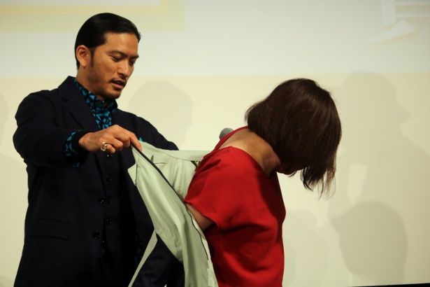 【写真を見る】長瀬智也は「長瀬智也賞」受賞者の女性に優しくジャンパーを着せてあげた