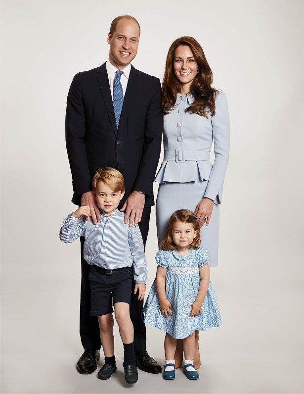 【写真を見る】親子コーデをチェック！まずはウィリアム王子、キャサリン妃ご一家のクリスマス写真から
