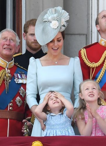 キャサリン妃、公の場では常にシャーロット王女と同色ドレスでコーデ！