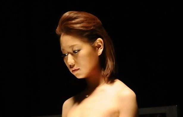 現役スーパー読者モデル・小松崎真理が、オールヌードで女性同士のラブシーンに挑む！