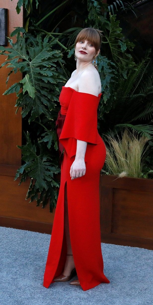 先日のプレミアでは赤いドレスで魅了！