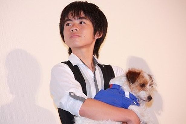 番場家の長男・圭太役の広田亮平は犬のロッタをだっこして登壇