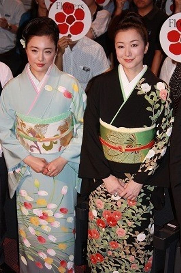 夏椿の着物の鈴木京香と、チューリップの着物の仲間由紀恵が『フラワーズ』の初日舞台挨拶に登壇
