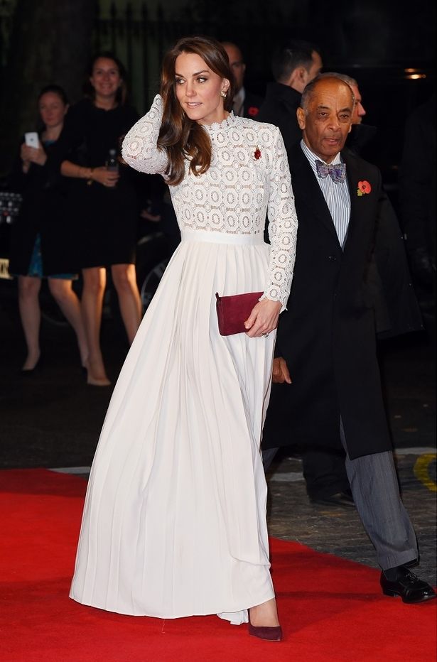 【写真を見る】マネされるほど大人気！キャサリン妃が2016年に着たドレスがこちら