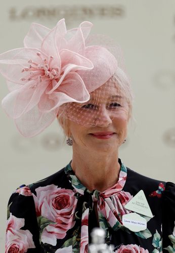 英国の淑女ヘレン・ミレン、ドレスも帽子も大輪のピンク・ローズ！
