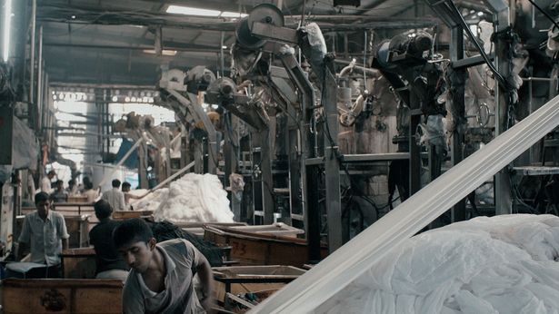 轟音鳴り響く、インド繊維産業の工場が作品の舞台
