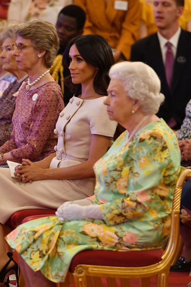 エリザベス女王と横並びで座って公務を行った