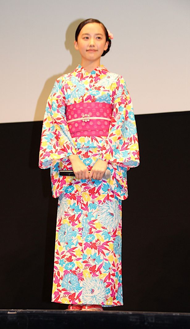 【写真を見る】芦田愛菜の浴衣全身写真。ピンクの帯、花モチーフの帯留めもかわいい！