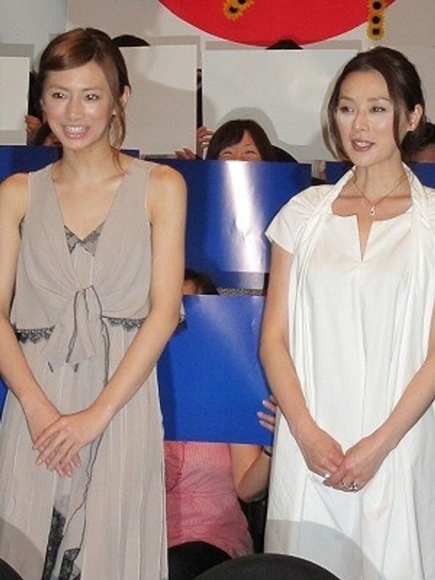 【写真】シフォンのドレスの北川景子と白いブラウスの大塚寧々が爽やか！