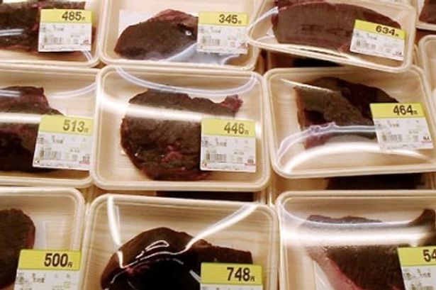 【写真】市場に出回るイルカ肉。「生くじら」と表記されてはいるものの