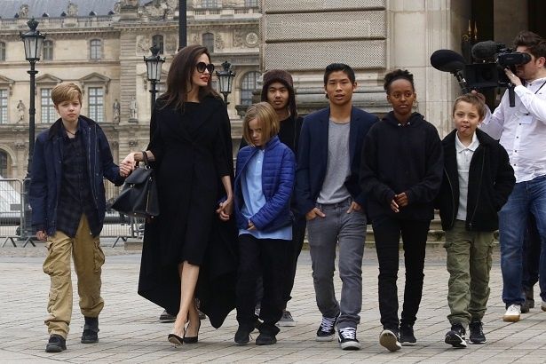 【写真を見る】パリで勢ぞろいした、アンジェリーナ・ジョリーと6人の子供たち