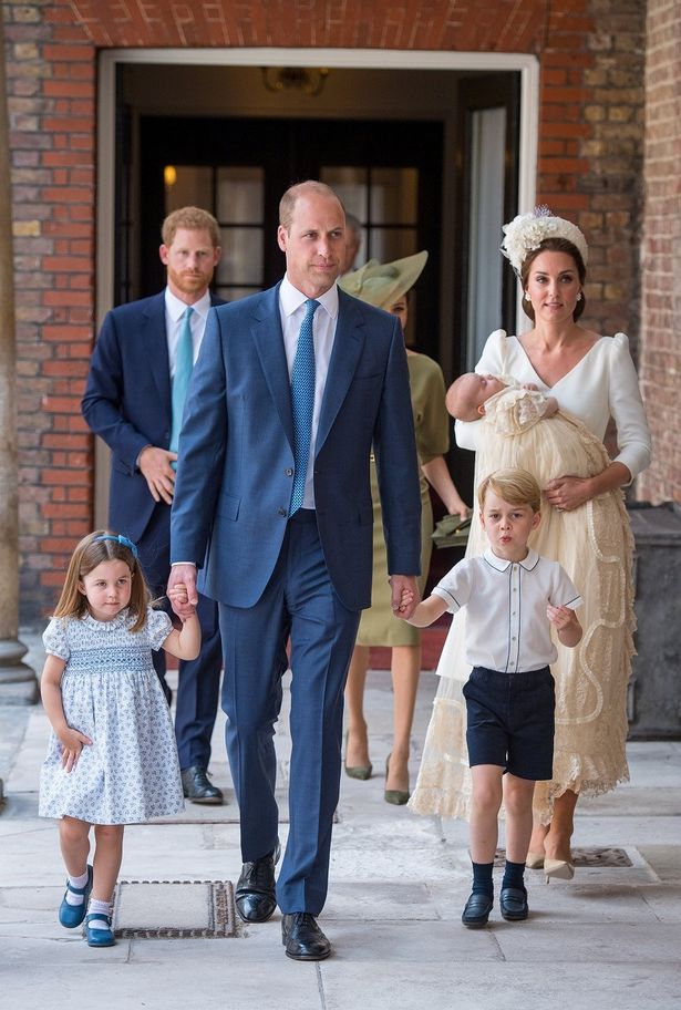 ウィリアム王子に手を繋がれ、ジョージ王子とシャーロット王女も出席