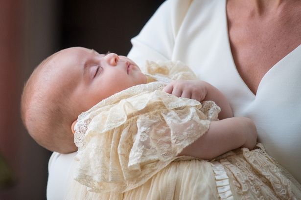 【写真を見る】キャサリン妃の腕の中でスヤスヤ…ルイ王子の寝顔が超絶可愛い！