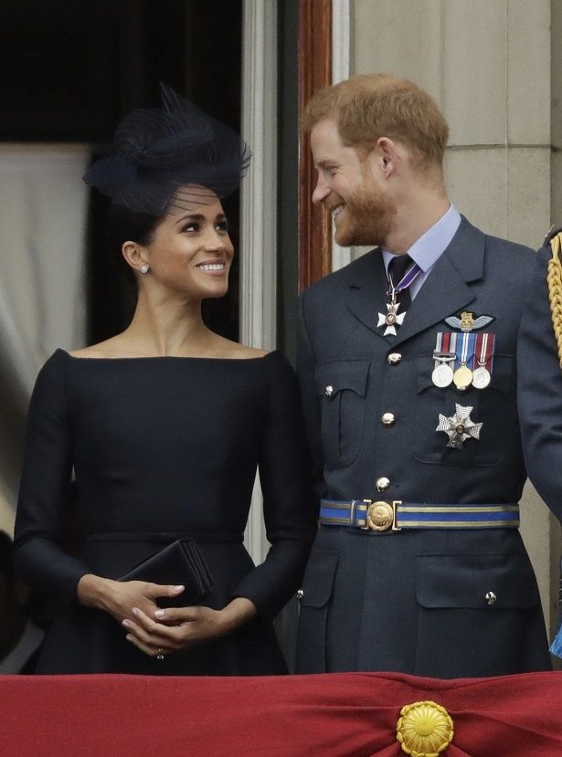 【写真を見る】見つめ合い、微笑み合う…ヘンリー王子とメーガン妃のラブショット！