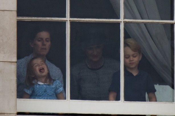 【写真を見る】まさかのおどけ顔！窓越しに見せたシャーロット王女の貴重ショット