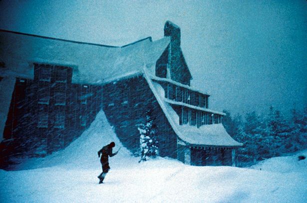雪に閉ざされたオーバールック・ホテルがシリーズのカギ(『シャイニング』)